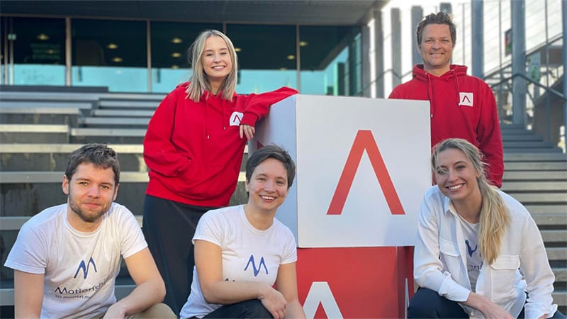 The Motionshift team in Motionshift T-shirts with two Antler team members beside an Antler cube.